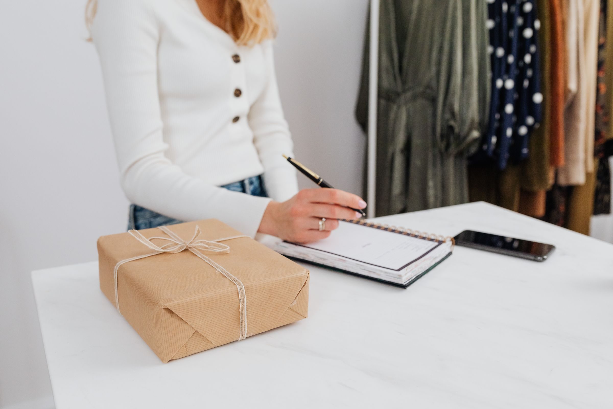 Paquet cadeau emballé de papier kraft sur un bureau