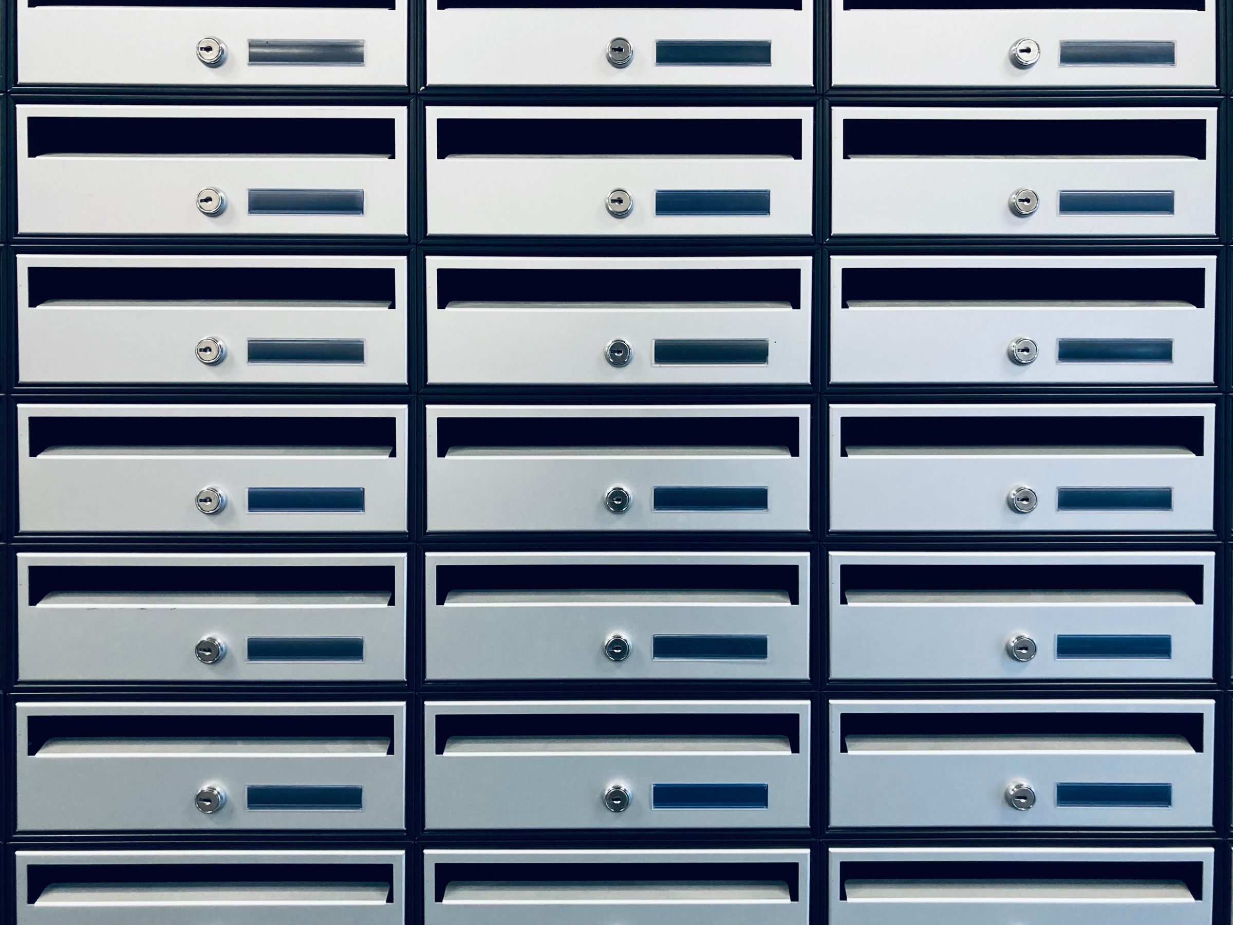 Rangée de boîtes aux lettres d’un immeuble