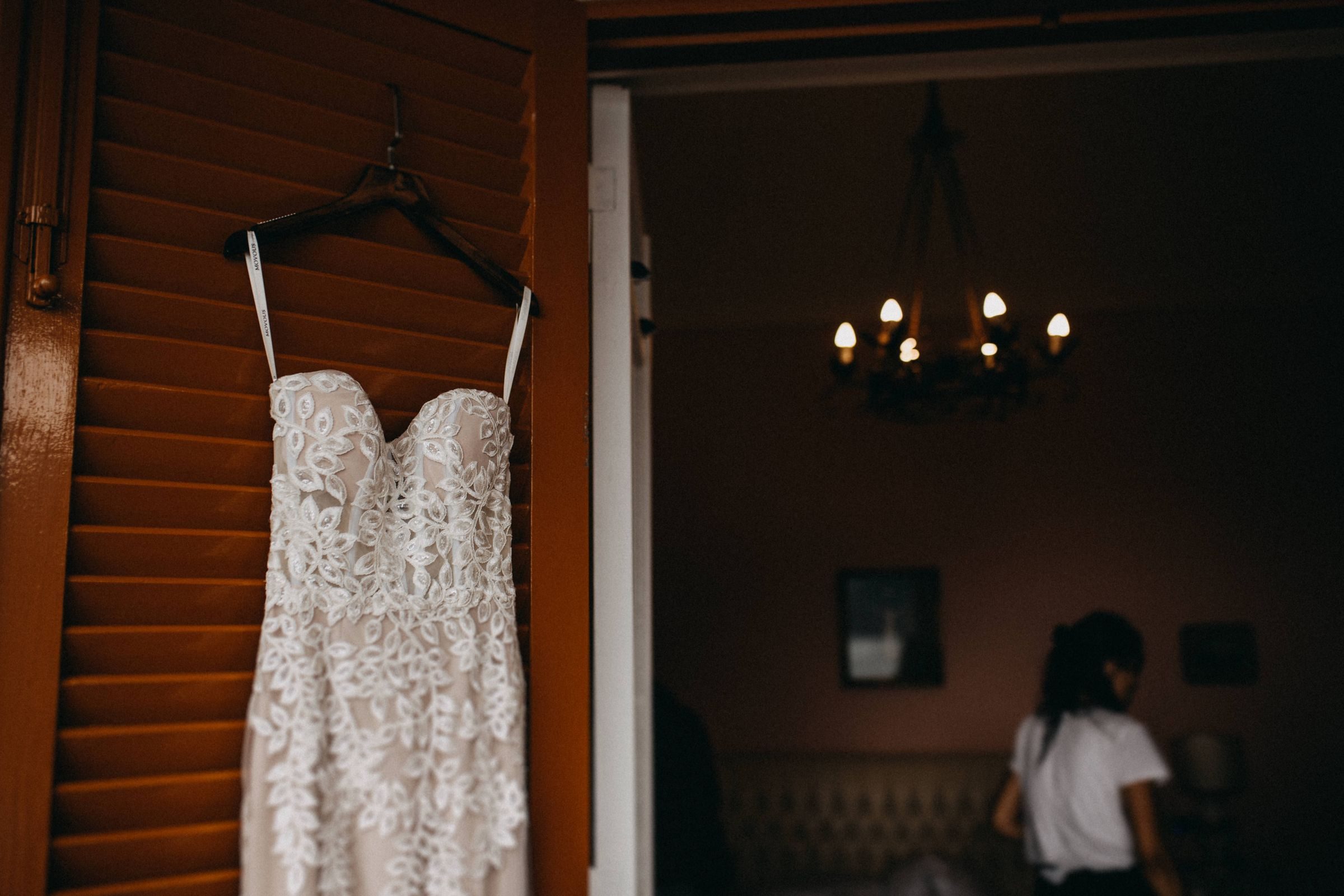 Robe de mariée blanche suspendue à un cintre
