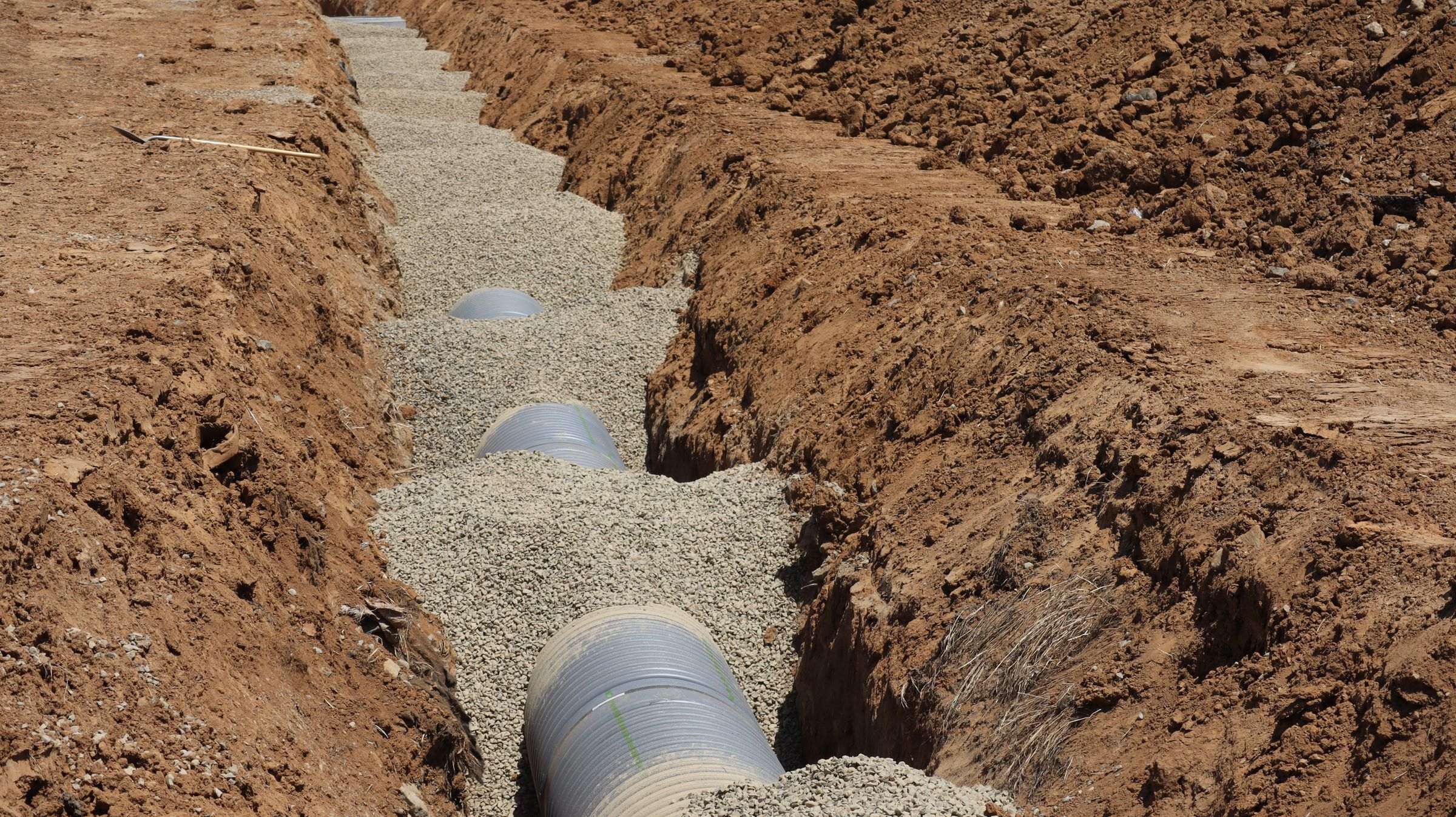 Tranchée et canalisation posée sur un chantier de réseaux